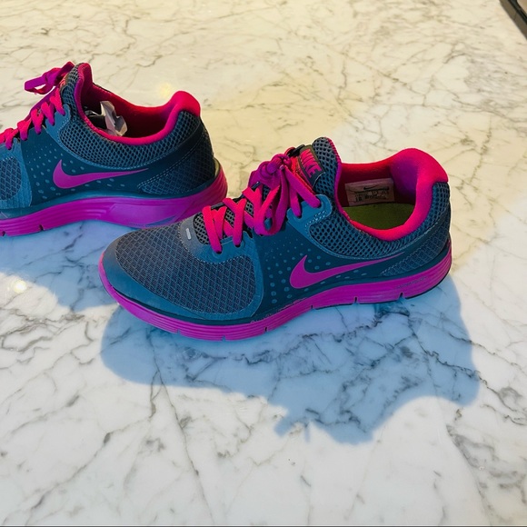 NEW Nike Sneakers - Picture 4 of 15
